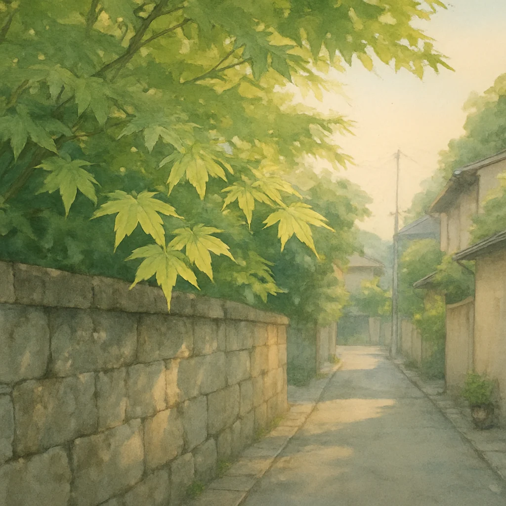 早朝の路地に差し込むやわらかな光と、塀越しに揺れる若葉